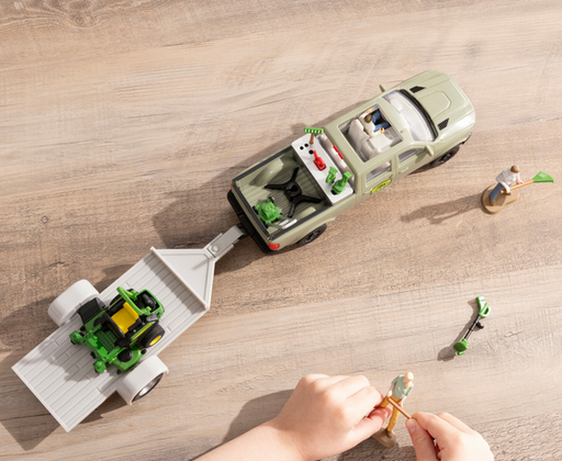 John Deere Lawn & Garden With Zero Turn Mower And Figures