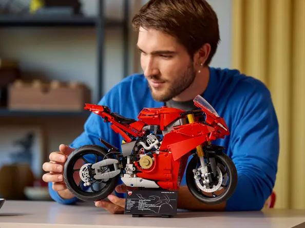 Lego 42202 Technic Ducati Panigale  V4 S Motorbike